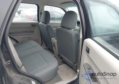 2010 Ford Escape Xls z USA, uszkodzony, nr VIN 1FMCU0C77AKD33467